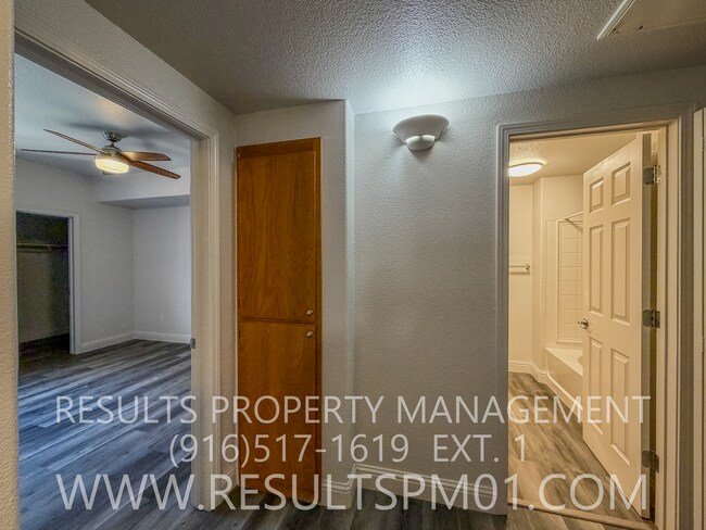 Building Photo - 1 Bed 1 Bath Roseville Condo with Attached Garage