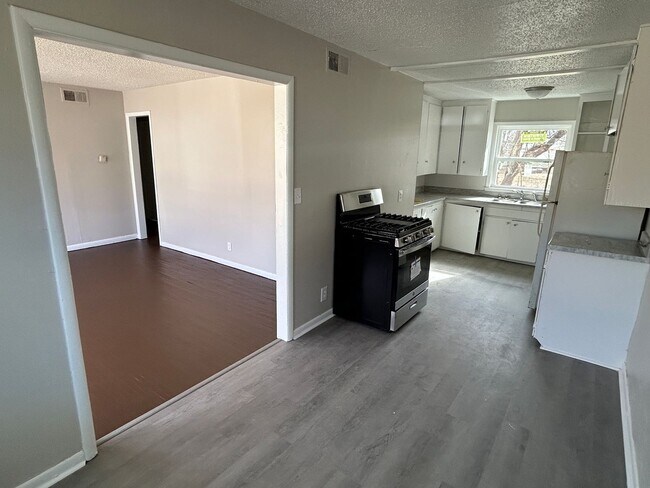 Building Photo - 3 Bedroom!