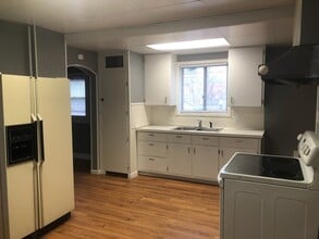 Building Photo - One Bedroom One Bath Duplex , Tenant only ...