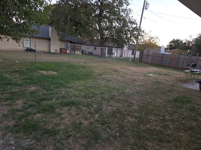 Building Photo - Beautifully Remodeled 4 Bedroom + Office H...