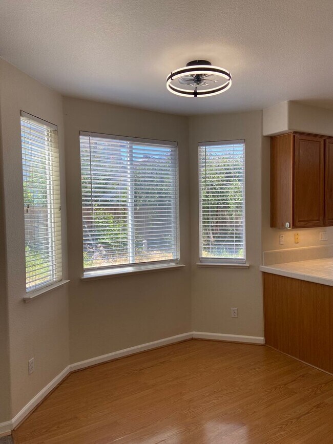 Building Photo - Spacious 4Bdrm, 2.5 bath off Sheldon & Hwy 99