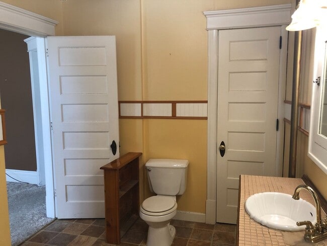 Building Photo - 1st Floor 2 Bedroom Apartment w/ Private Basement - Available July 1st