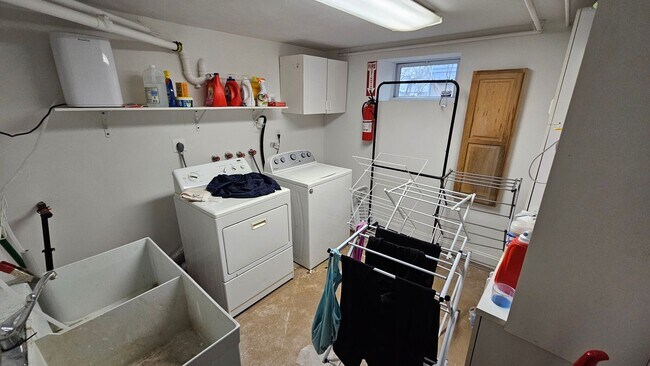 Building Photo - Walk to BC Campus. Lage Unit. In Unit Laundry. Always BC Favorite