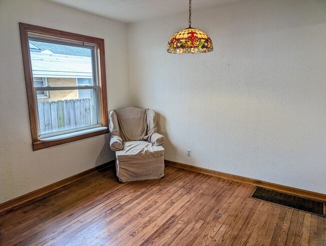 Building Photo - Adorable Belmont Home with Basement - AVAILABLE NOW!