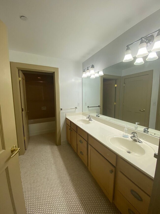 Building Photo - Stunning 2-bed, 1 bath apartment near Card...