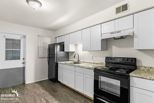 Building Photo - Charming 2Bdm 1Ba Apartment in Phoenix - MI Special