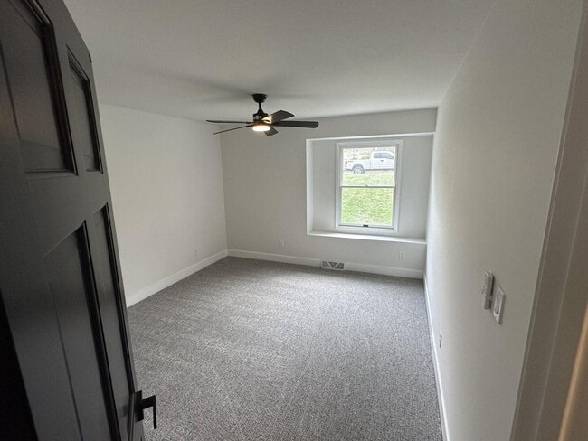 Building Photo - 5 Bed 4 Bath Home fenced yard