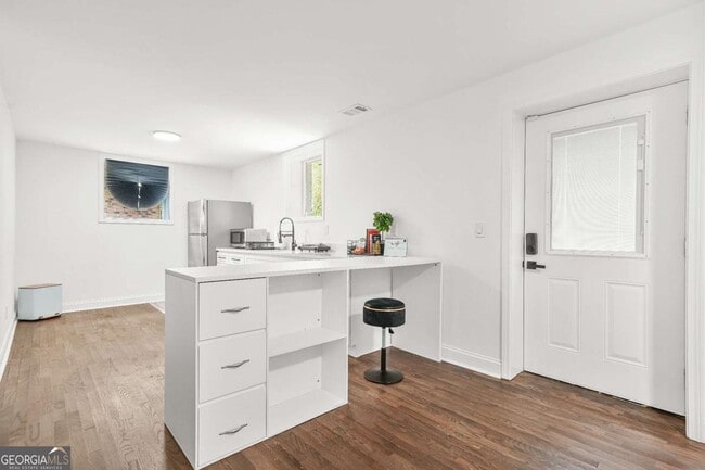 Building Photo - 2430 Hanford Dr SW