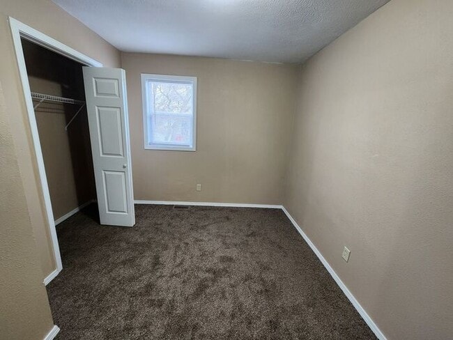 Building Photo - Save Big at Move-In: 50% Off Security Deposit on this 3 bed 1 bath upper unit