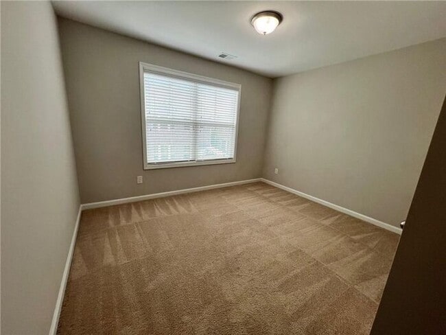 Building Photo - 4-bedroom, 3.5-bathroom townhome in Suwanee Walk!