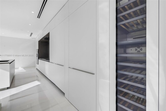 Building Photo - 300 Biscayne Blvd Way