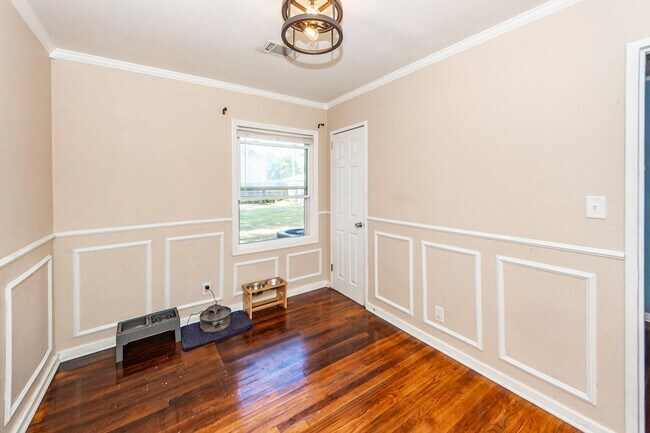 Building Photo - Comfortable Home Minutes from Park Circle