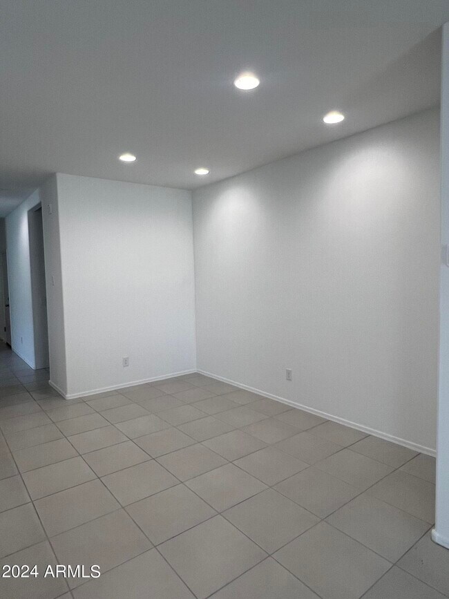 Building Photo - 15618 W Desert Hollow Dr