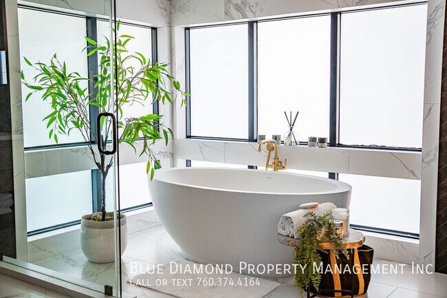 Building Photo - 3301 Lincoln-