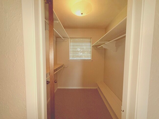 Building Photo - 901 Eden Ln