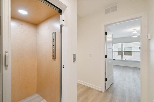 Building Photo - 1602 Park Lake St