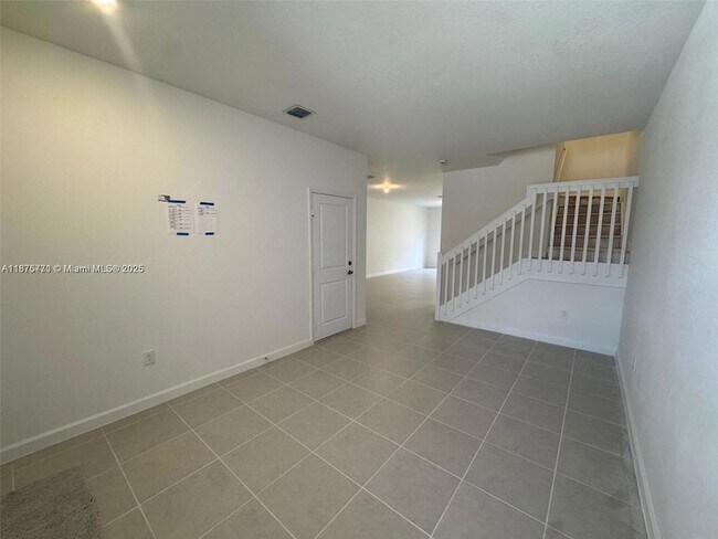 Building Photo - 2516 SE 27th Dr