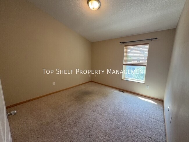 Building Photo - 355 NE Olivewood