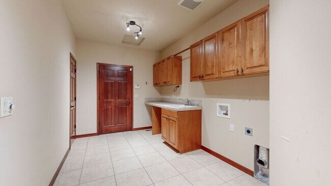 Building Photo - 464 Sundance Dr