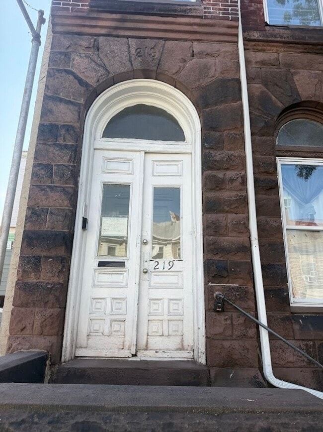 Building Photo - 219 N 9th St
