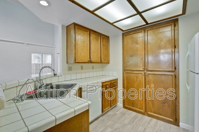 Building Photo - 1999 Garden Bing Cir