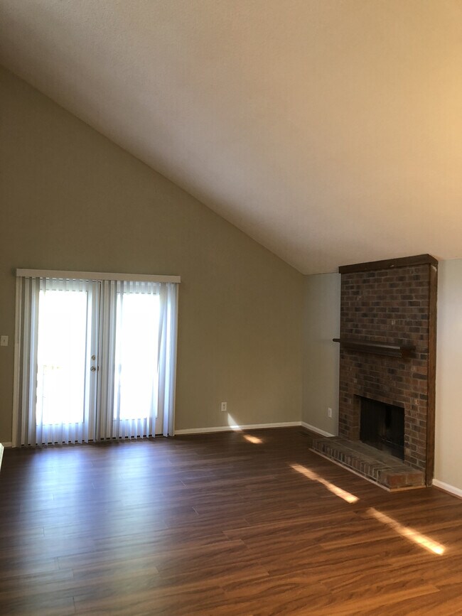 Building Photo - 112-116 Greengate Ct