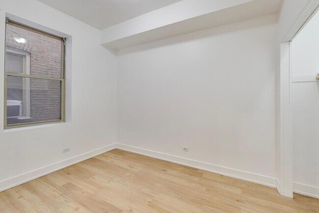 Building Photo - 1908 W 48th St