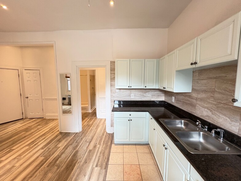 Building Photo - 5809 Hobart St