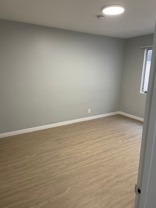 Building Photo - 308 N Rossmore Ave