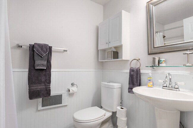 Building Photo - 1612 26th Ave