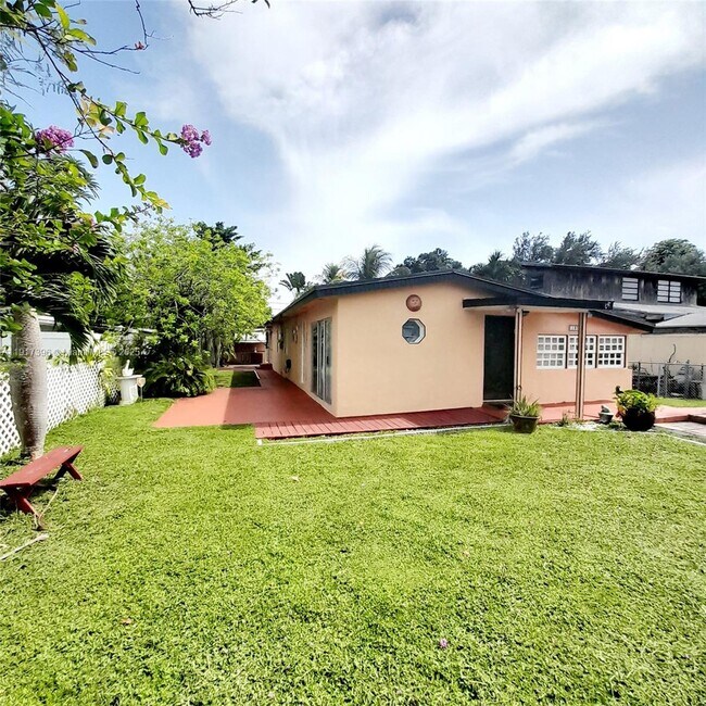 Building Photo - 1830 NE 175th St