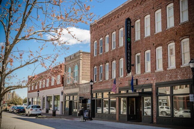 Building Photo - 4033 Lake Russell Dr