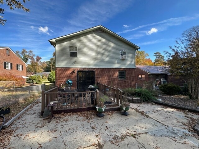 Building Photo - 1704 Pichard St