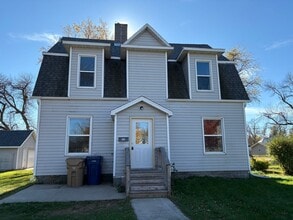 Building Photo - 902 E Kemp Ave