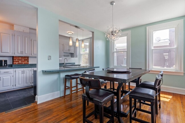 Building Photo - Classic Fan Rowhome for Lease