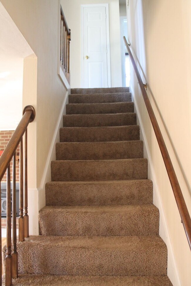 Building Photo - 3BD/2.5BA Home minutes from Dam Neck!  Full fenced Back yard!!