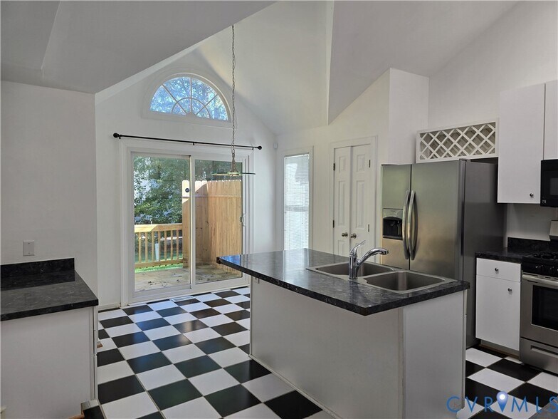 Building Photo - 5716 Saddle Hill Dr