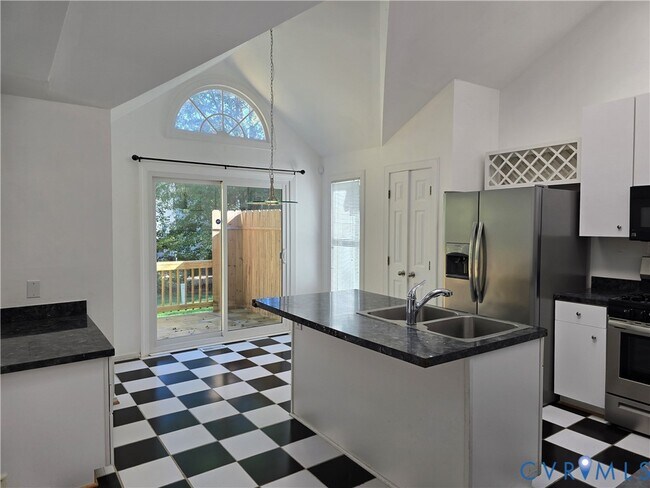 Building Photo - 5716 Saddle Hill Dr