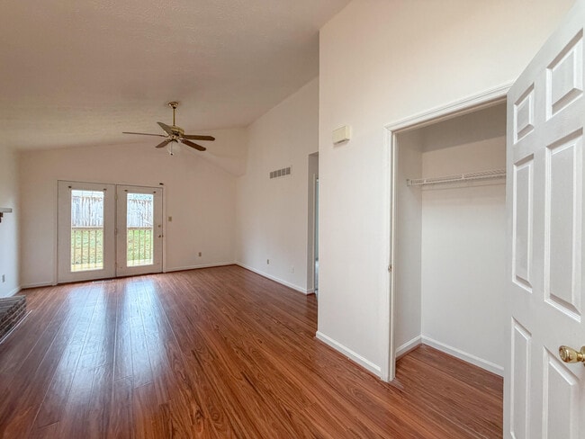 Building Photo - 352 Chase Pl