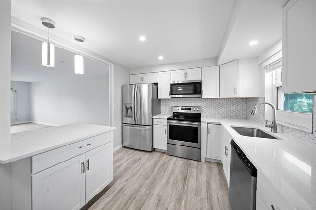 Building Photo - 4725 Cove Cir