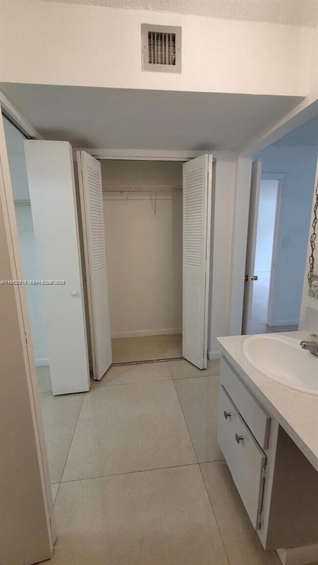 Building Photo - 445 NE 195th St