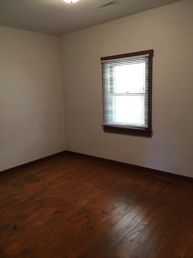 Building Photo - 2 bedroom House: Ellettsville! *Sign a 12-...