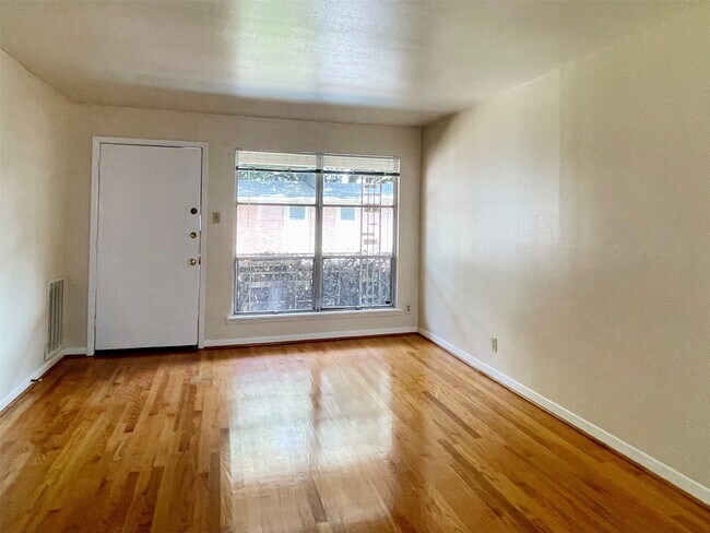 Building Photo - 3420 Mt Vernon St