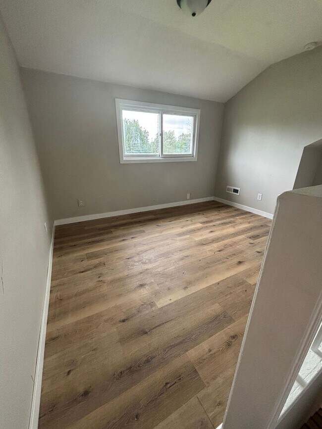 Building Photo - Newly Renovated 2 Bed 1 Bath Apt Move In Special!!