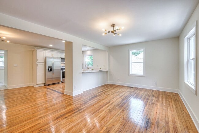 Building Photo - 203 W Cedar St