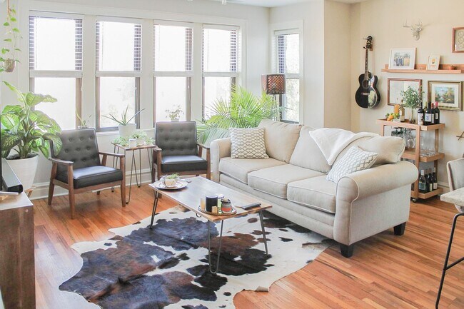 Building Photo - 2229 W Wilson Ave