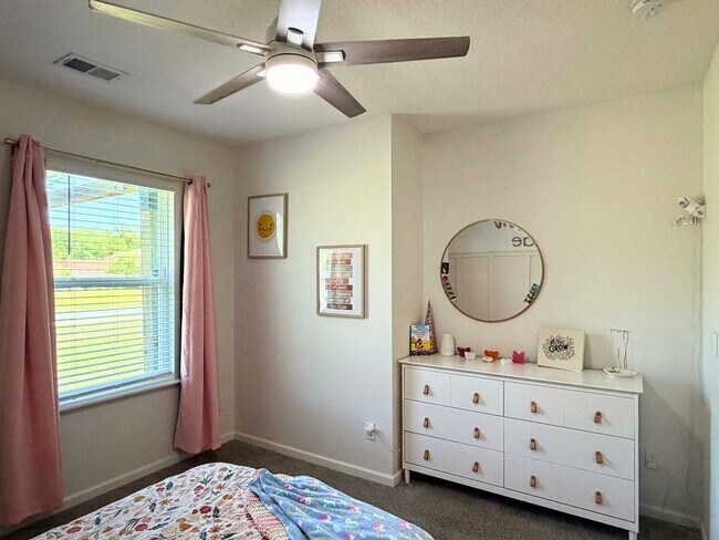 Building Photo - 4/2 open floor plan!