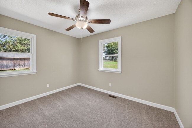 Building Photo - 3 bedroom, 2 bathroom House in Eden!