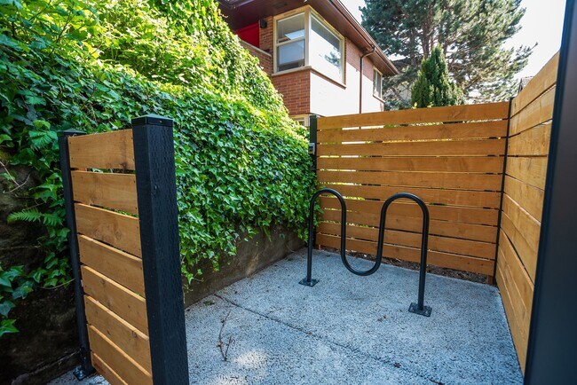 Building Photo - New Modern Ballard Townhouse | 3BR/2BA | Private Patio & Backyard