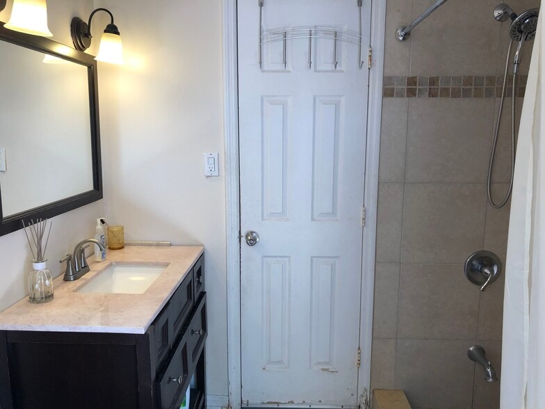 Building Photo - 909 17th Ter